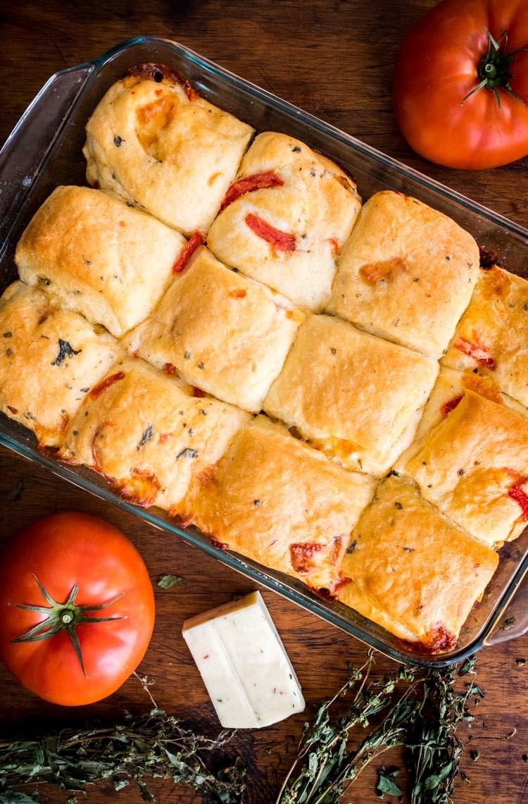 Bollitos de jitomate con queso y albahaca, receta en revista Maria Orsini