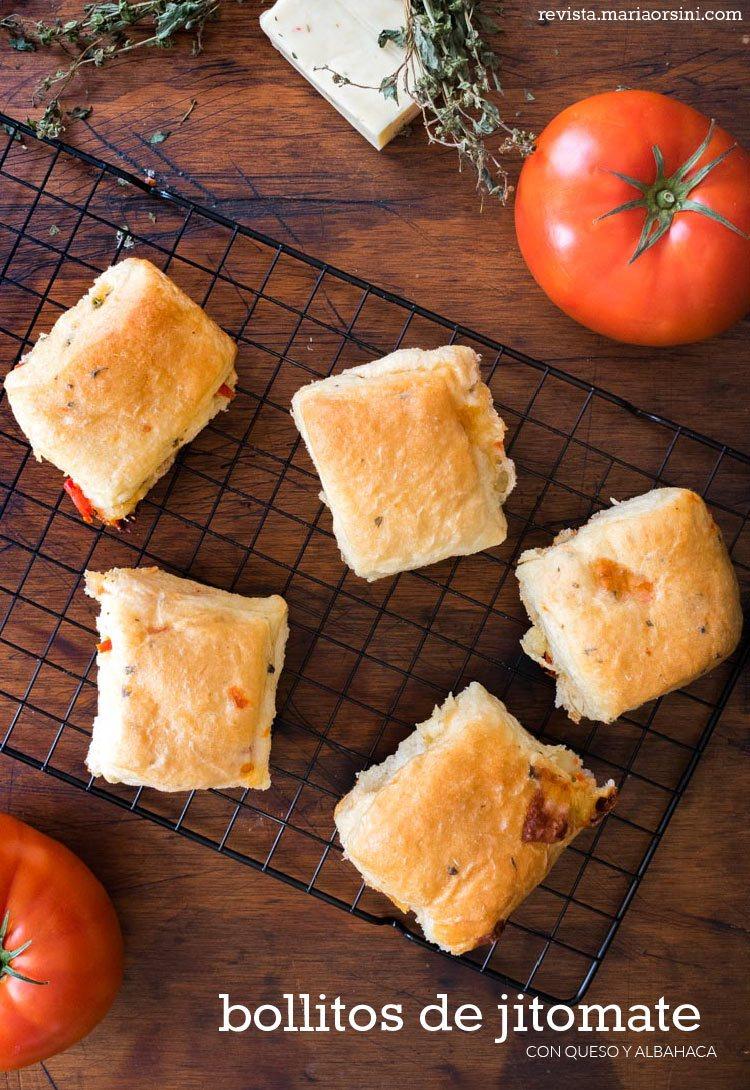 Bollitos de jitomate con queso y albahaca, receta en revista Maria Orsini