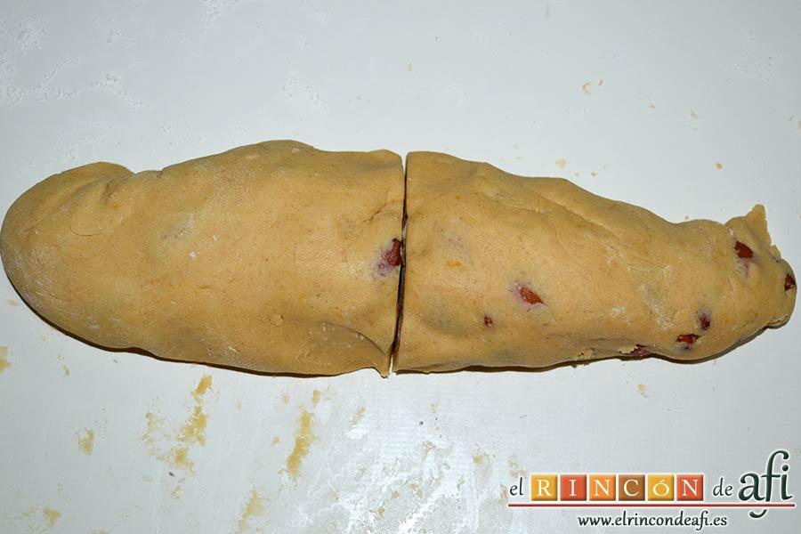 Carquinyolis, formar un cilindro de masa y partirlo en dos