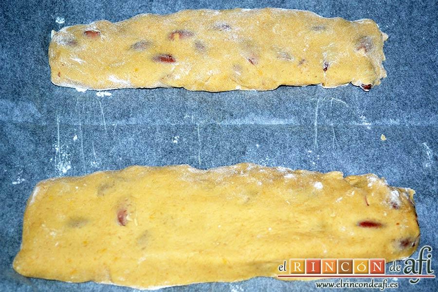 Carquinyolis, ponerlos sobre una bandeja de horno forrada con papel de horno y aplastarlos