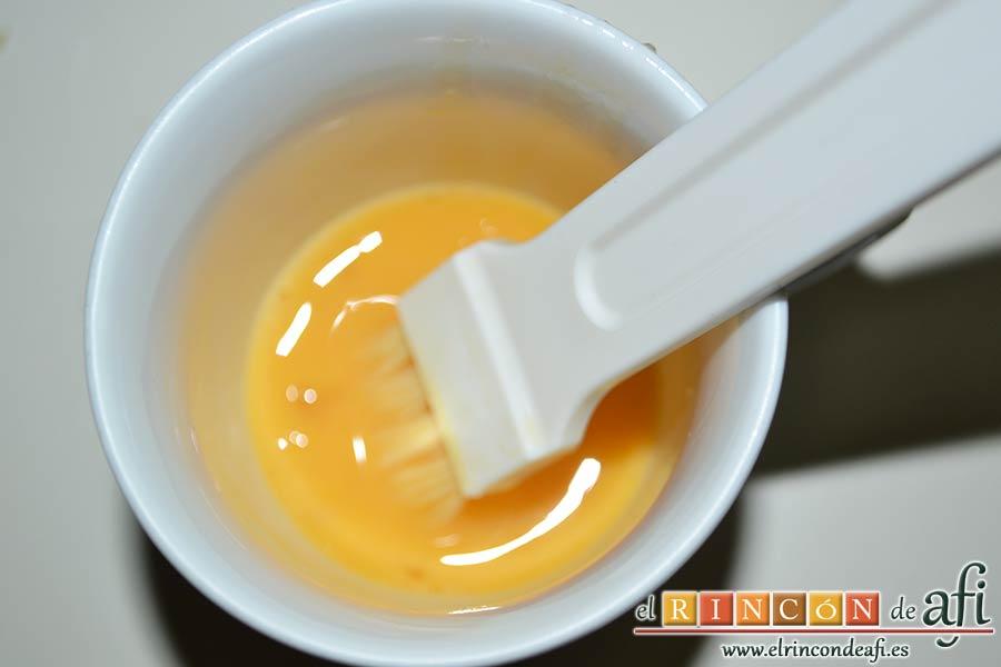 Carquinyolis, batir un huevo y añadir una pizca de sal