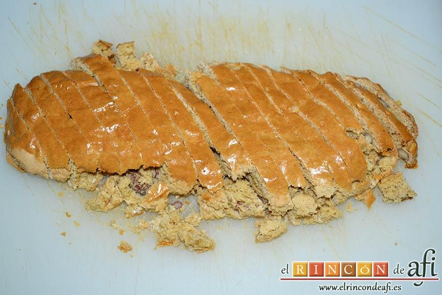 Carquinyolis, cortarlas en rebanadas