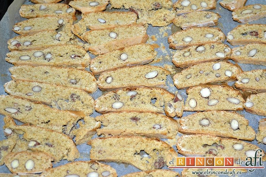 Carquinyolis, colocar las rebanadas en bandeja de horno y darle una última horneada para secarlas