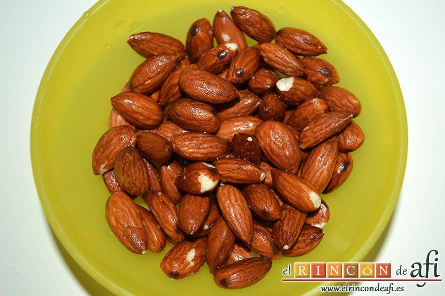 Carquinyolis, poner las almendras a remojo en agua