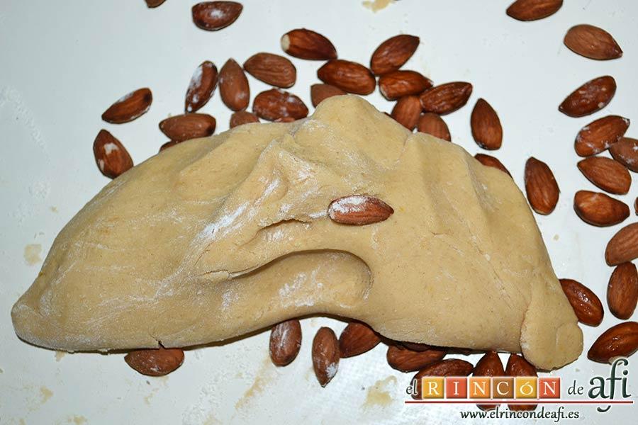 Carquinyolis, añadir las almendras