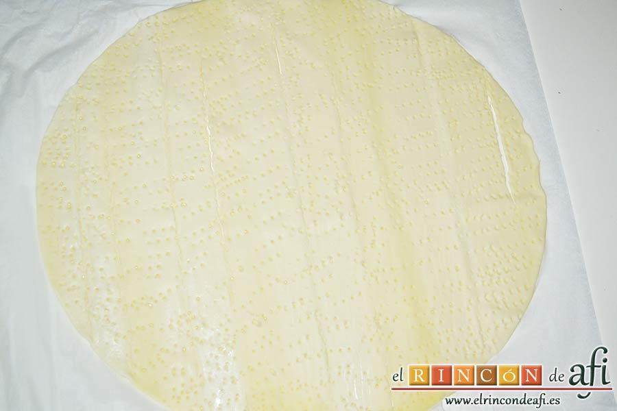 Hojaldre con crema pastelera y fresas, estiramos la lámina de hojaldre y la pinchamos con un tenedor