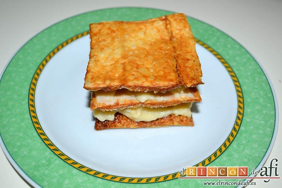 Hojaldre con crema pastelera y fresas, poner encima un último cuadrado de hojaldre