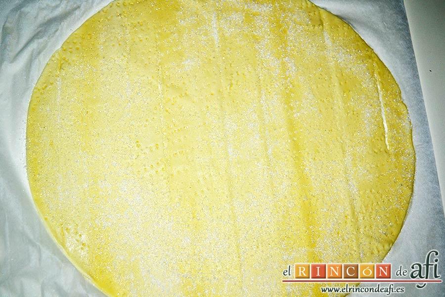 Hojaldre con crema pastelera y fresas, espolvorear el azúcar blanquilla sobre el hojaldre