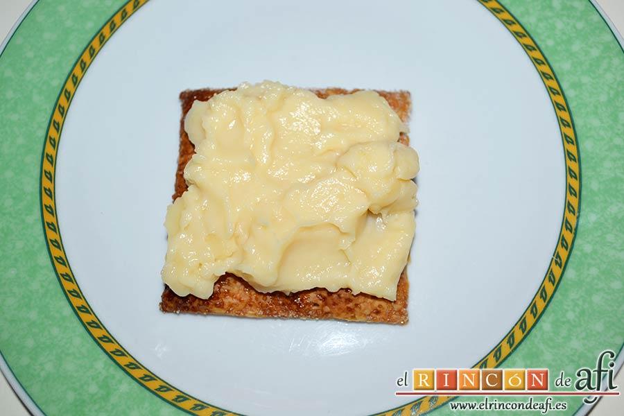 Hojaldre con crema pastelera y fresas, tomar un cuadrito de hojaldre y colocar encima una capa de crema pastelera