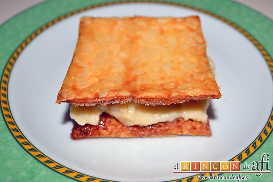Hojaldre con crema pastelera y fresas, colocar encima otro cuadrado de hojaldre