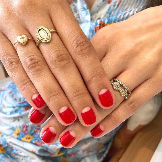 manicura francesa invertida o uñas de media luna