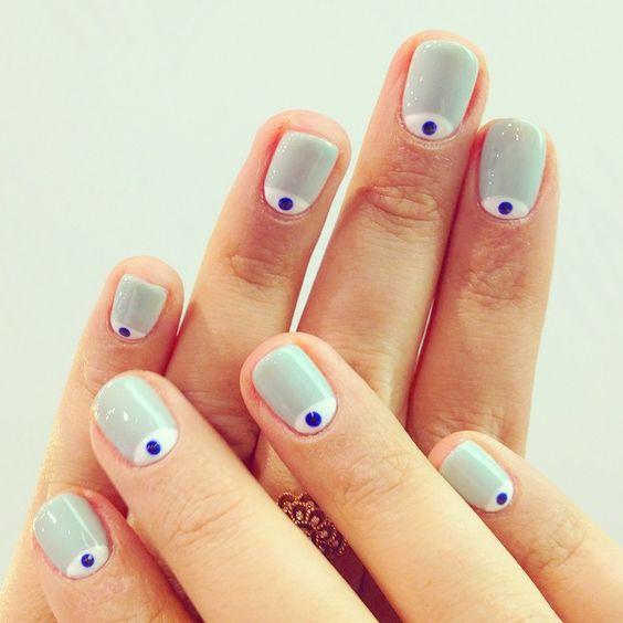 manicura francesa invertida o uñas de media luna