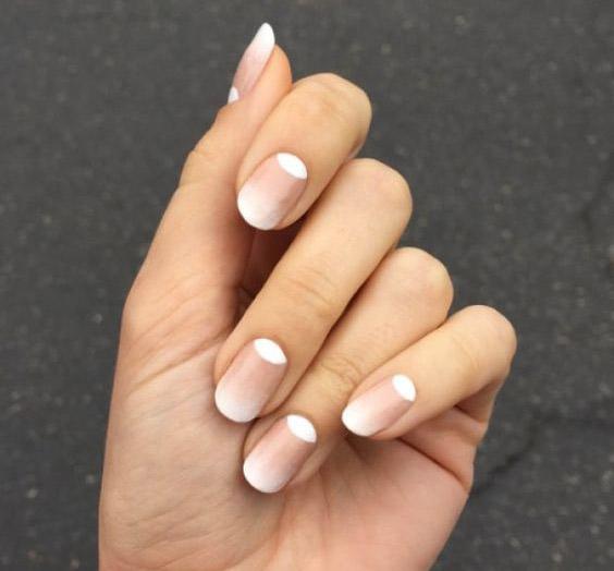 manicura francesa invertida o uñas de media luna