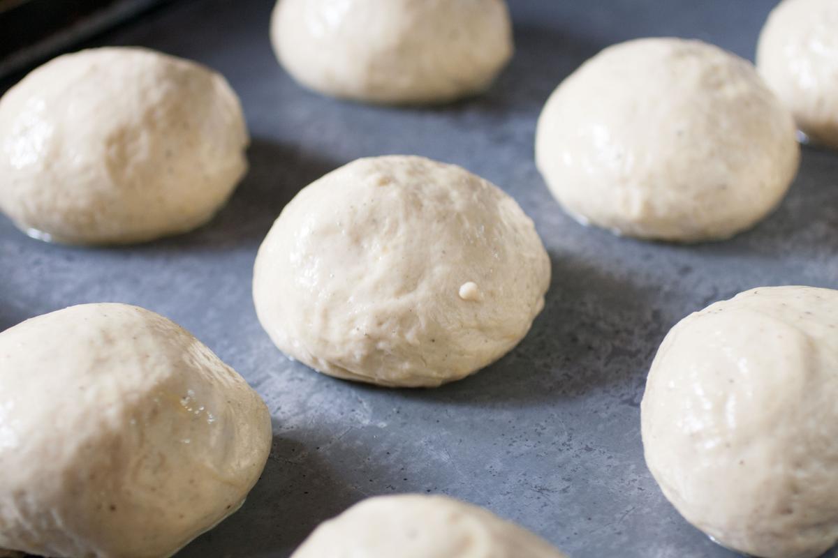 bollos semla crudos en bandeja para hornear