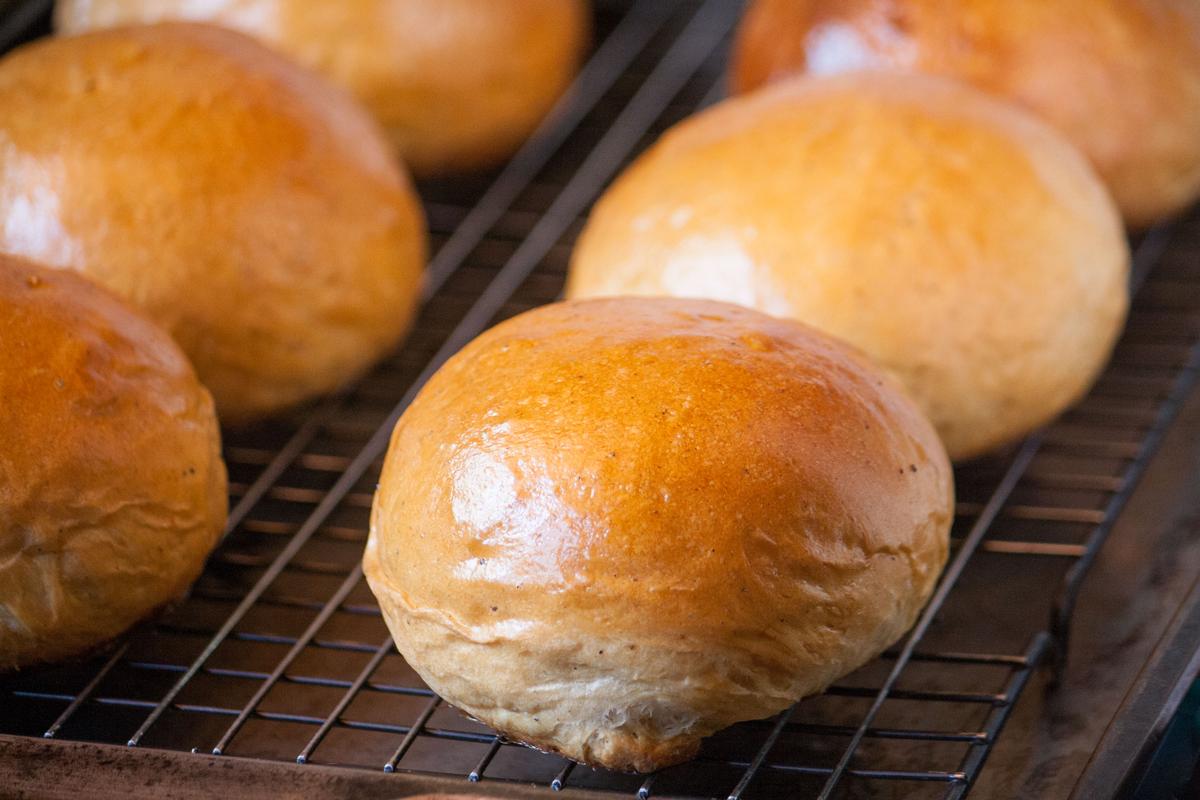 bollos semlor horneados sobre una rejilla