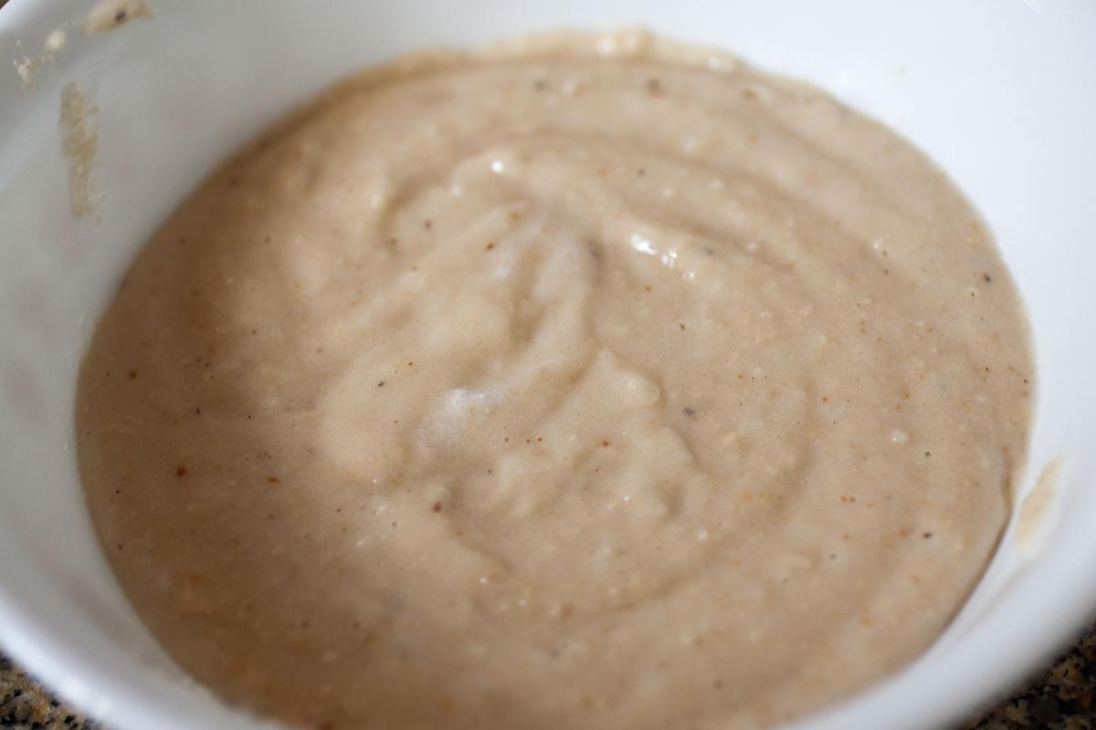 pasta de almendras o mazapám casero en un bol blanco.