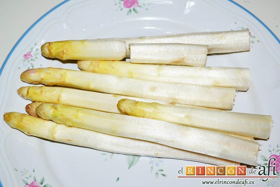 Sopa de espárragos blancos con puerro y cebolla, preparar los espárragos blancos