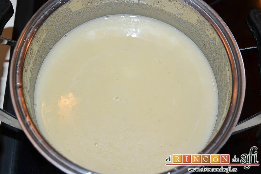Sopa de espárragos blancos con puerro y cebolla, dejar la crema muy fina