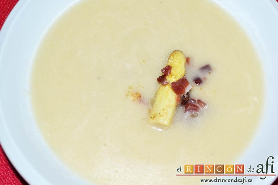 Sopa de espárragos blancos con puerro y cebolla, sugerencia de presentación