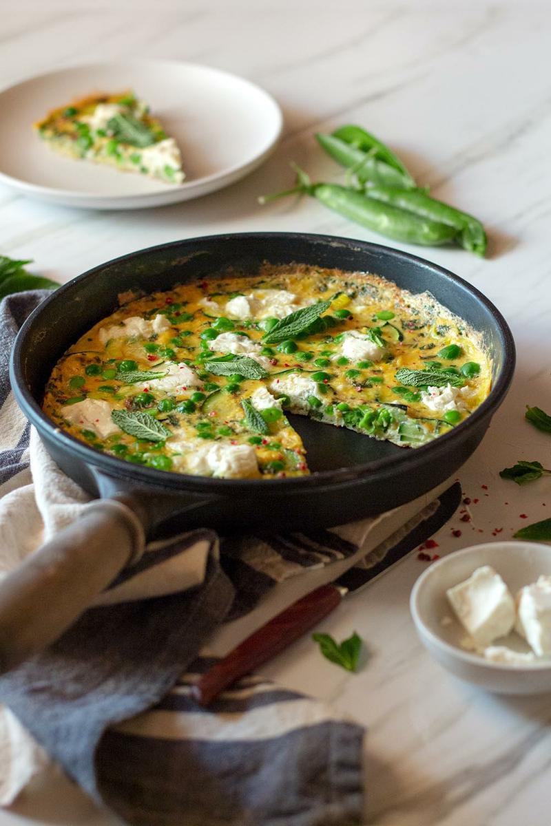 frittata de calabacín, guisantes y queso cabra