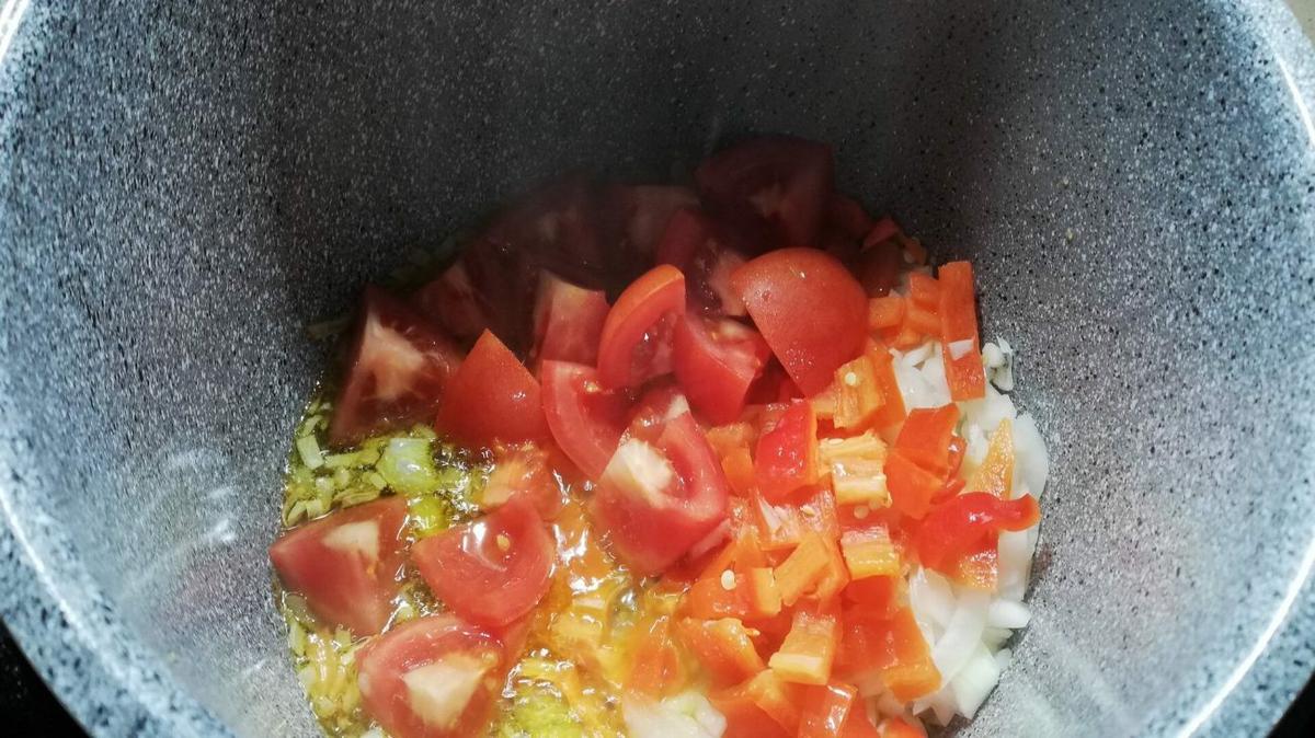 Sofreír ingredientes para hacer el pollo a la cerveza con Olla GM