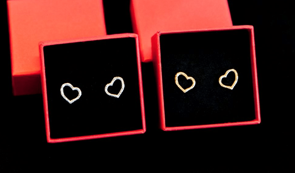 pendientes en forma de corazón 5 regalos solidarios para el día de la madre