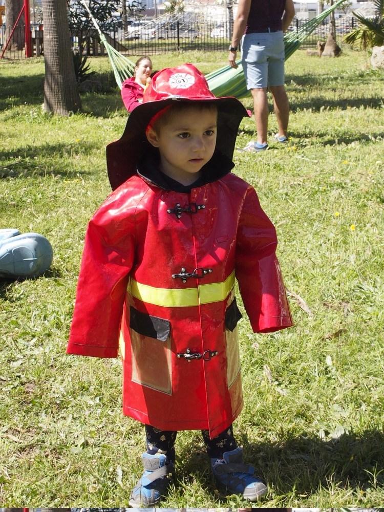 Niño disfrazado de bombero