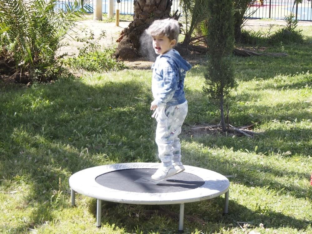 Niños pringado de harina