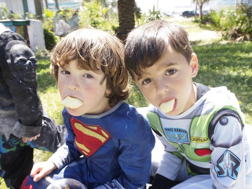 Súper héroes con lengua de manzana en el grupo de juego