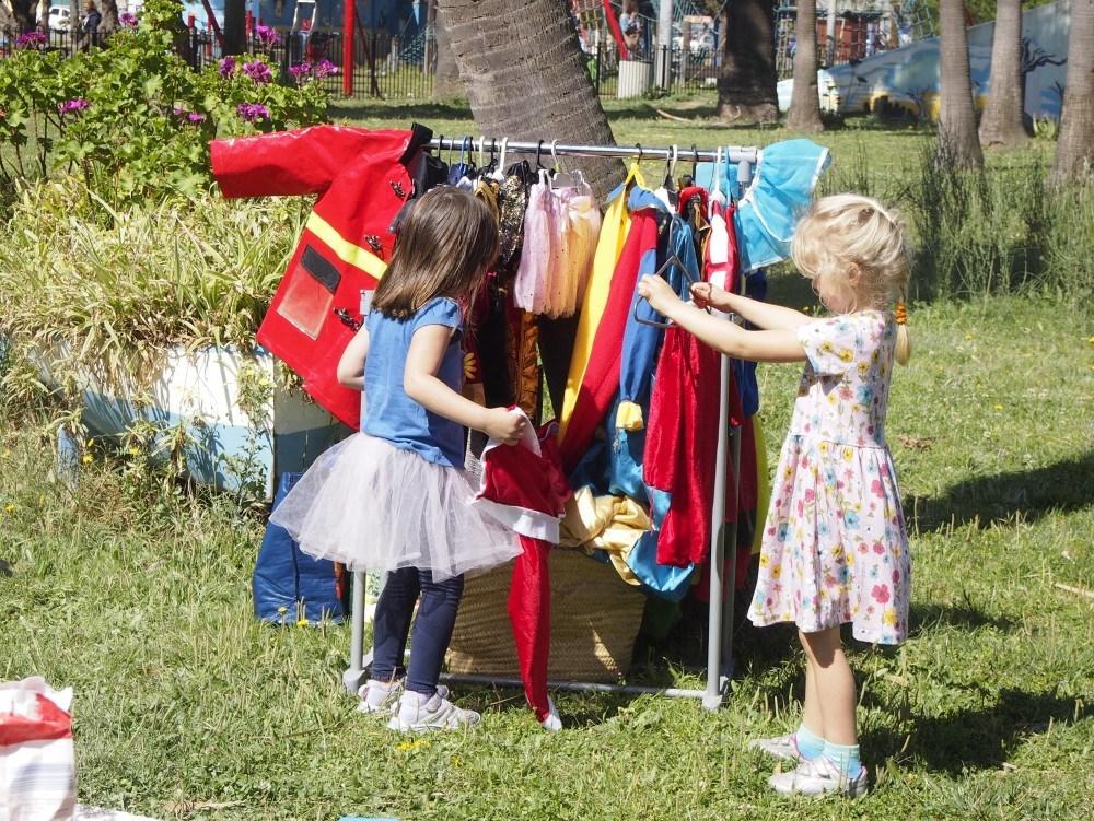 Niñas eligiendo su disfraz en el grupo dejuego Sintiendo el parque