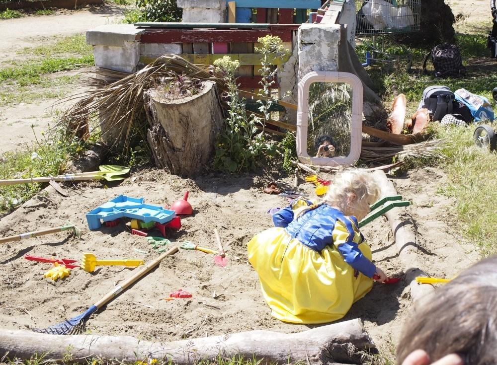 Niña jugando en el arenero