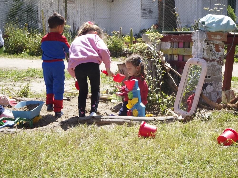 Niños jugando en el arenero