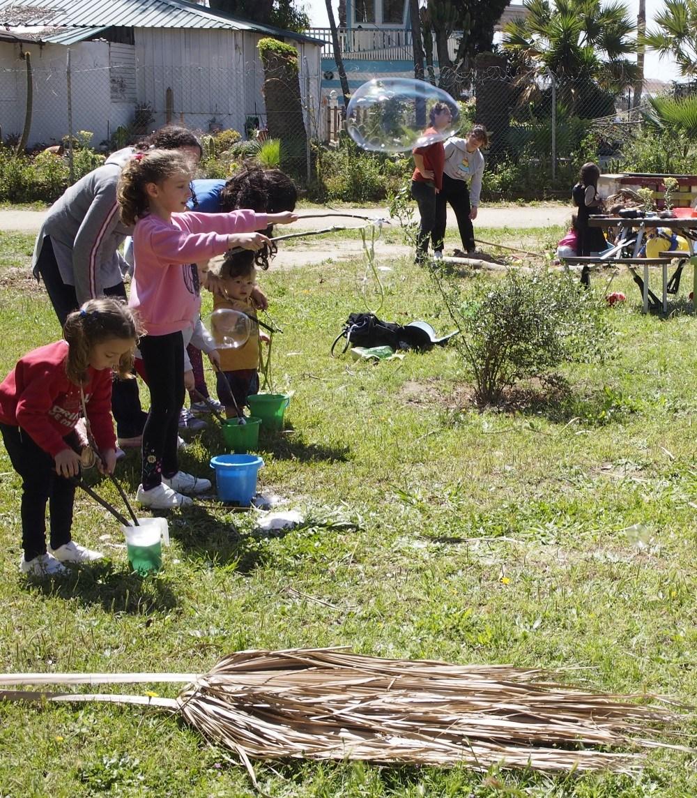 Niños haciendo pompas gigantes en Sintiendo el parque