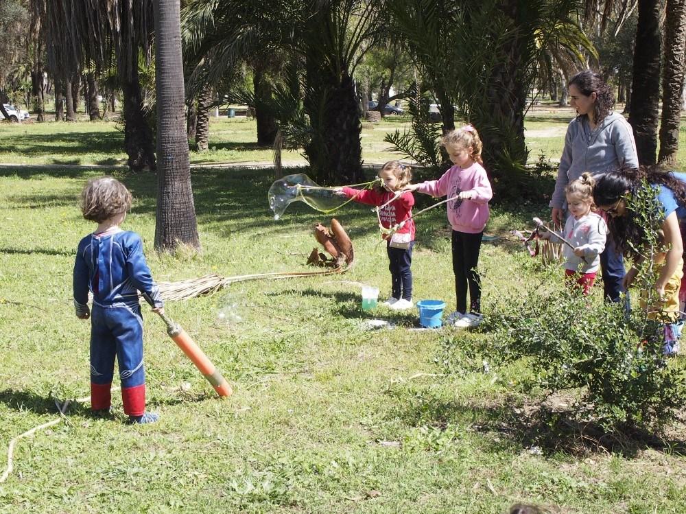 Niños haciendo pompas gigantes en Sintiendo el parque