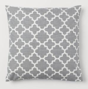 Un estampado en gris para combinar con amarillo mostaza en un sofá gris