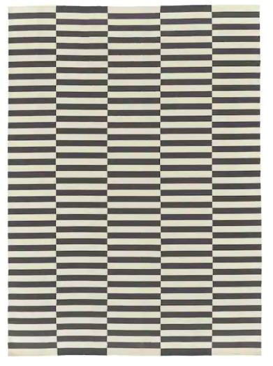 alfombra en blanco y negro para dar profundidad y aportar espacio en un salón pequeño