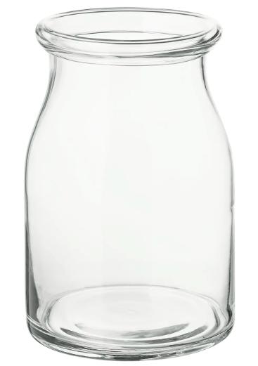 floreros de cristal para reflejar la luz y ampliar visualmente el espacio en un salón pequeño