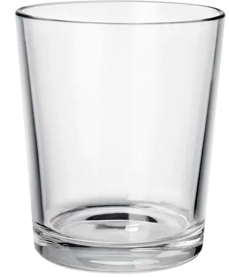 floreros de cristal para reflejar la luz y ampliar visualmente el espacio en un salón pequeño