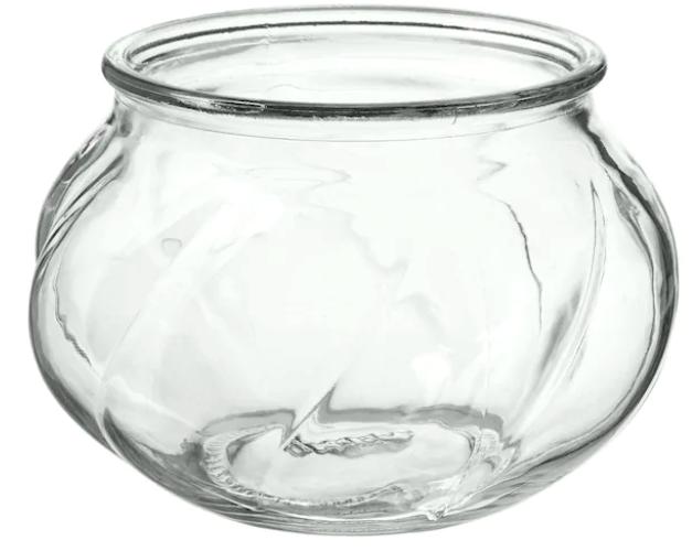 floreros de cristal para reflejar la luz y ampliar visualmente el espacio en un salón pequeño