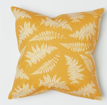 Un poco de color en el sofá gris