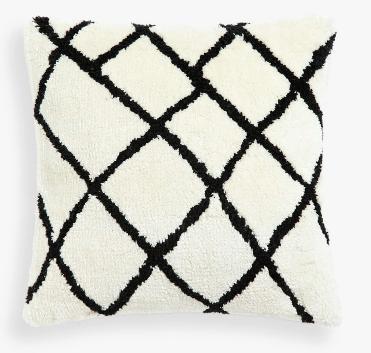 blanco y negro para dar profundidad y aportar espacio en un salón pequeño