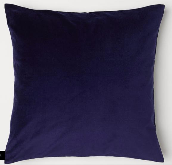 azul intenso para dar profundidad y aportar espacio en un salón pequeño