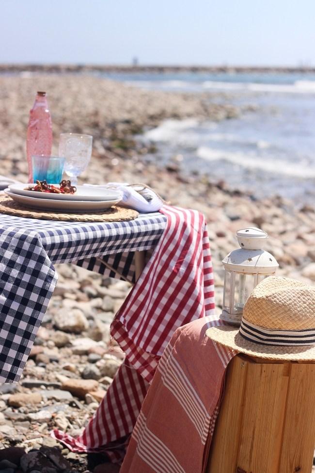 Una mesa en la playa con Okenua