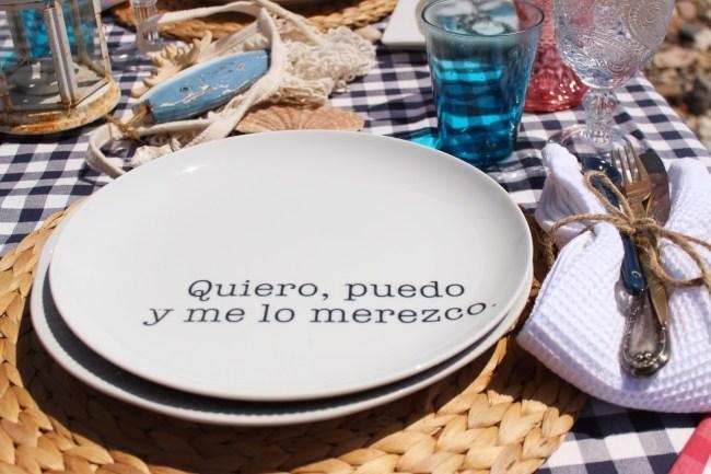 Una mesa en la playa con Okenua