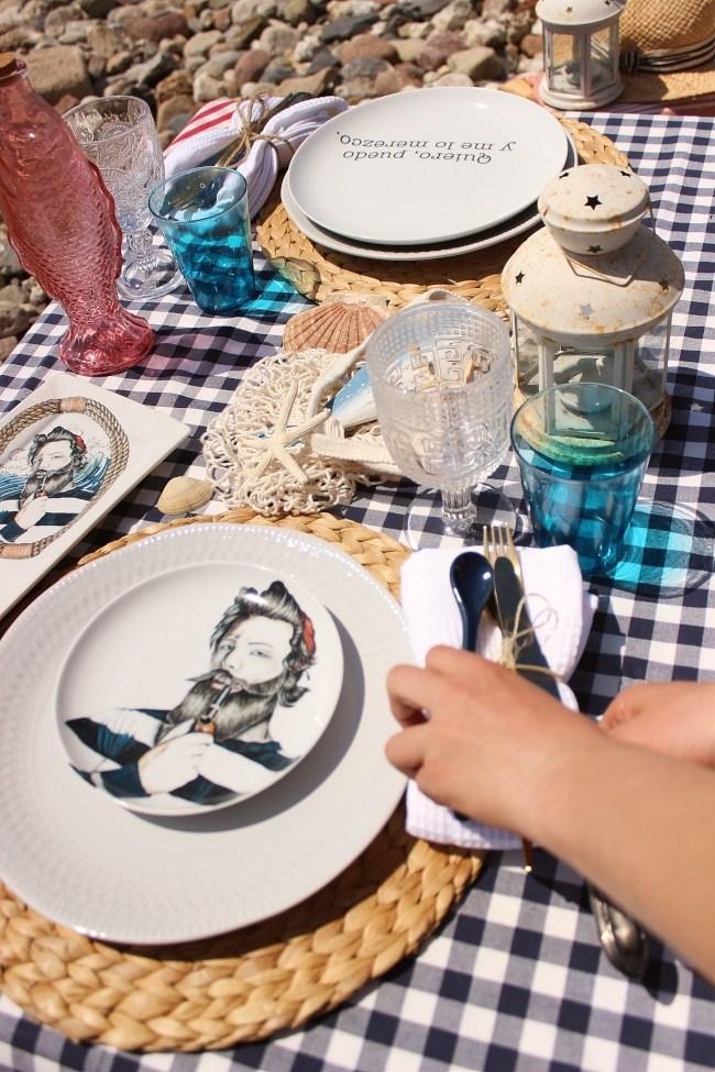 Una mesa en la playa con Okenua