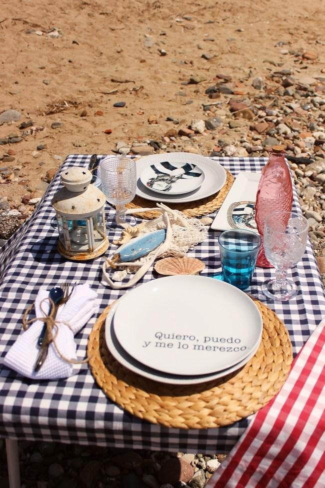 Una mesa en la playa con Okenua