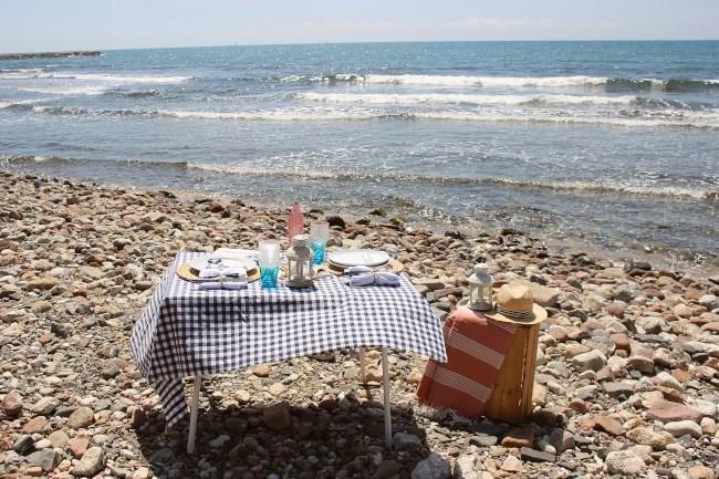 Una mesa en la playa con Okenua
