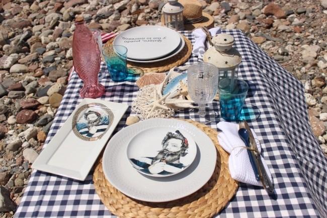 Una mesa en la playa con Okenua