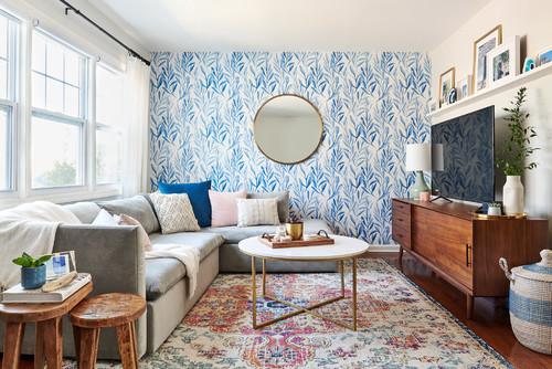 Usa alfombras grandes como una de las soluciones para decorar un salón pequeño.