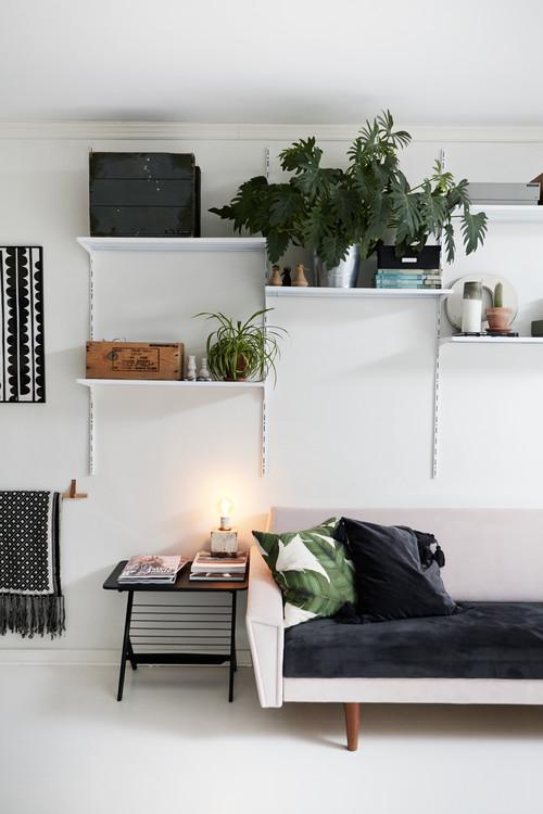 decoración de un salón pequeño. Almacenamiento vertical